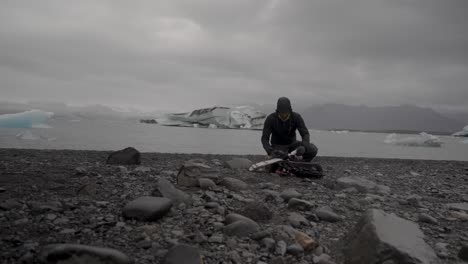 Un-Turista-Prepara-Un-Dron-Junto-A-Una-Laguna-Glaciar-Islandesa