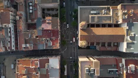 Eine-Gemächliche,-Langsame-Drohnenaufnahme,-Die-Den-Blick-Auf-Den-Leichten-Verkehr-In-Tarragona,-Spanien,-Von-Oben-Einfängt