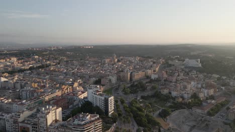Eine-Fesselnde-Kreisförmige-Drohnenaufnahme-Innerhalb-Der-Stadt-Tarragona-Mit-Fokus-Auf-Die-Majestätische-Kathedrale-Von-Tarragona