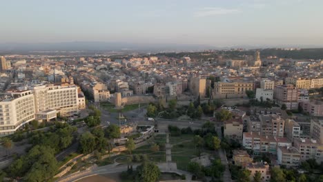 Eine-Malerische,-Langsame-Drohnenannäherung-An-Das-Morgendliche-Stadtbild-Von-Tarragona,-Spanien,-Mit-Blick-Auf-Die-Kathedrale-Von-Tarragona