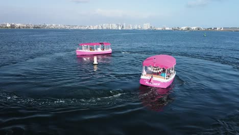 Zwei-Rosafarbene-Boote-Kreisen-Um-Eine-Boje-In-Der-Bucht-Von-San-Diego