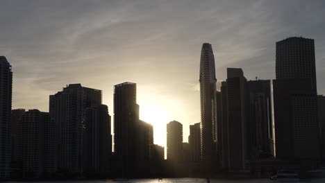 Die-Sonne-Bricht-Durch-Den-Sonnenuntergang-über-Der-Skyline-Von-Miami