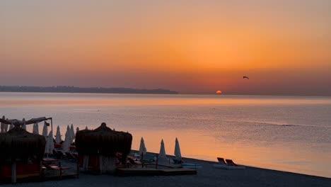 Antalya-Türkei-Sonnenaufgang-Morgendämmerung-Orange-Farbe-Dämmerung-Im-Morgengrauen-Sonnenuntergang-Goldene-Zeit-Meereslandschaft-An-Einem-Dunstigen-Tag-Im-Sommer-Sonne-Strand-über-Dem-Mittelmeerhorizont-Alanya-Türkisches-Zelt-Türkisfarbene-Küstenatmosphäre