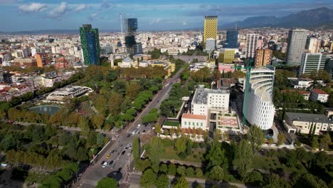Herbstpalette-Im-Zentrum-Der-Hauptstadt-Tirana,-Bewundern-Sie-Die-Wunderschöne-Architektur,-Während-Die-Gebäude-Die-Farben-Des-Herbstes-Widerspiegeln