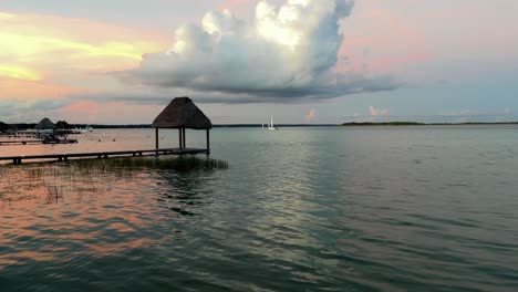 Bacalar-Laguna-Lake-7-Sieben-Farben-Bei-Sonnenuntergang-Mexikanisches-Resort-Strandstadt-Touristenreise-Urlaubsziel-Quintana-Roo