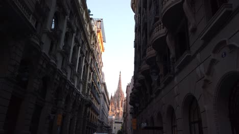 Catedral-De-Barcelona-Catedral-Gótica-A-Través-De-Una-Calle-Estrecha-Con-Horizonte