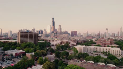Filmische-Luftaufnahme-Der-Innenstadt-Von-Chicago,-Die-Den-Blick-Auf-Das-Amerikanische-Fußballfeld-Freigibt