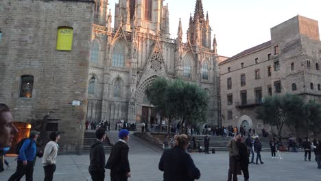 Menschen-Gehen-Im-Städtischen-Wahrzeichen-Der-Gotischen-Kathedrale-Auf-Dem-Alten-Platz-Von-Barcelona,-Spanien