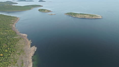 Sereno-Mar-Azul-Y-Exuberante-Isla-Forestal-En-Suecia