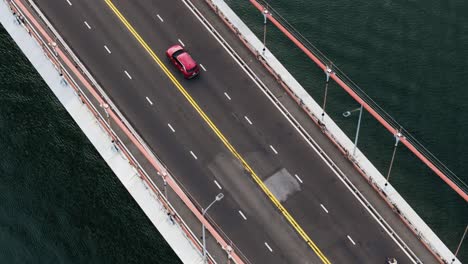 Tracking-Auto-Fährt-Auf-Hängebrücke