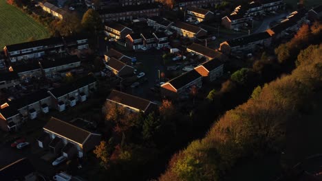Britische-Nachbarschaftswohnungsluftaufnahme-Mit-Blick-Auf-Die-Herbstlich-Gefärbten-Dächer-Und-Gärten-Des-Frühen-Morgensonnenaufgangs