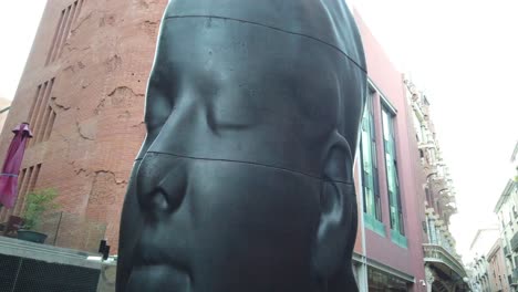 Kunst-Im-öffentlichen-Raum-In-Barcelona,-Straßenskulptur-Mit-Schwarzem-Gesicht-In-Der-Nähe-Des-Gotischen-Viertels