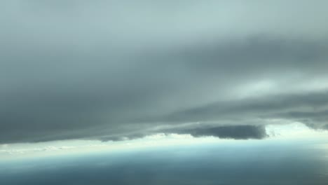 Volando-Bajo-Un-Cielo-Espectacular-Cubierto-De-Nubes-Tormentosas-Sobre-El-Mar