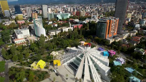 Hermosas-Maravillas-Arquitectónicas-Que-Adornan-Los-Edificios-Capitales-De-Tirana-En-Todo-Su-Esplendor,-Vista-Aérea