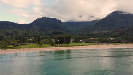 Wunderschöne-Luftaufnahme-Der-Hanalei-Bucht-Und-Der-Grünen-Berge,-Des-Strandes,-Des-Ozeans-Mit-Dem-Hanalei-Fluss-In-Der-Nähe-Von-Princeville,-Kauai,-Hawaii
