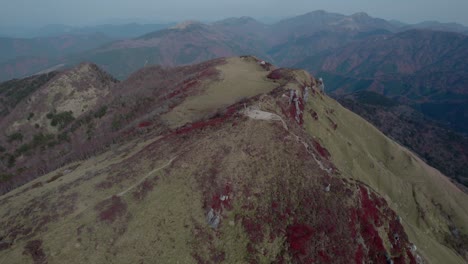 Drone-flight-over-Mt-Miune-in-Shikoku,-Japan-during-Autumn