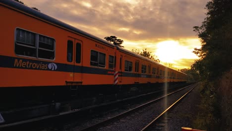 Zug-Fährt-Bei-Einem-Wunderschönen-Sonnenuntergang-Vorbei