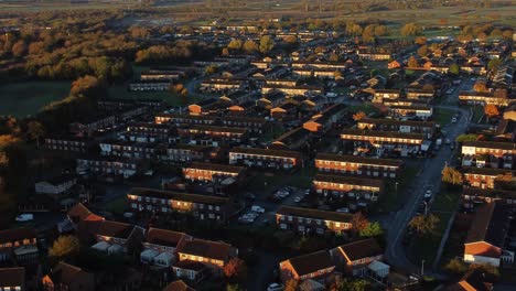 Britische-Nachbarschaftswohnungen-Mit-Luftaufnahme-über-Die-Dächer-Des-Frühen-Morgensonnenaufgangs-Im-Herbst