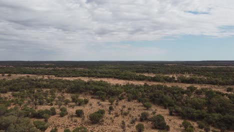 Drohnenaufnahmen-Einer-Sehr-Abgelegenen-Gegend-Im-Australischen-Outback