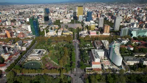 Central-Park-Revela-Un-Tapiz-De-Colores-De-La-Serenidad-Otoñal-En-Tirana:-El-Bulevar-Principal-Y-La-Belleza-De-La-Naturaleza-En-El-Centro-De-La-Ciudad.