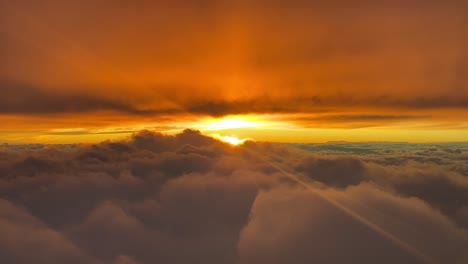 Atemberaubender-Roter-Und-Orangefarbener-Sonnenuntergang,-Gesehen-Von-Den-Piloten-Eines-Flugzeugs,-Das-In-10.000-M-Höhe-über-Den-Wolken-Nach-Westen-Fliegt-Und-Die-Sonne-Vor-Sich-Hat