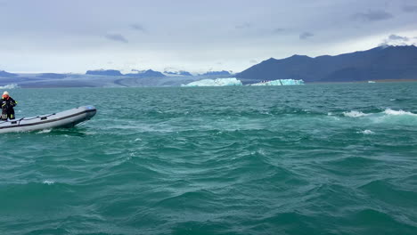 Amphibious-tourist-boat-sailing-among-icebergs-in-Jokulsarlon-glacier-lagoon,-Iceland