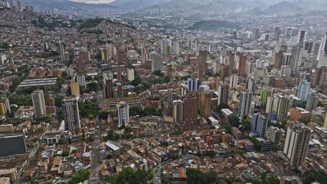 Medellin-Colombia-Aerea-V46-Estableciendo-Toma-De-Vuelo-Con-Drones-Sobre-Los-Vecindarios-De-Los-Angeles-Y-Boston-Capturando-Vistas-Del-Paisaje-Urbano-Del-Centro-Urbano-De-La-Candelaria---Filmada-Con-Cine-Mavic-3---Noviembre-De-2022