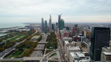 Drone-shot-overlooking-the-autumn-colored-Grant-park,-fall-evening-in-Chicago