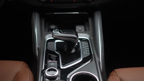 car-gear-shift-lever,-modern-car-interior,-maxus-D90,-SUV