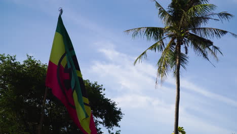 Friedenssymbol-Auf-Der-Flagge,-Flatternd-Im-Wind,-Legalisiertes-Cannabis-In-Thailand