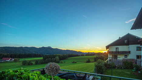 Zeitraffer-Eines-Wunderschönen-Sonnenuntergangs-Von-Einem-Balkon-In-Einer-Ländlichen-Landschaft