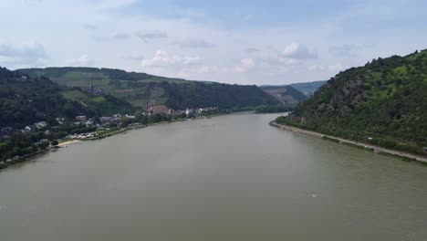 Bacharach-Town-and-riverside-villages-along-winding-Rhine-river-gorge,-Germany