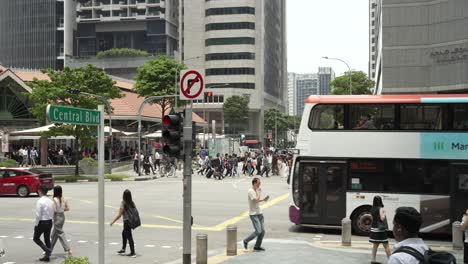 Blick-Von-Der-Ecke-Des-Zentralen-Boulevards-In-Der-Innenstadt-Von-Singapur-Mit-Lau-Pa-Sat-Hawker-Center-Im-Hintergrund