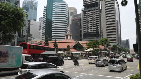 Verkehr-Entlang-Des-Zentralen-Boulevards-In-Der-Innenstadt-Von-Singapur-Mit-Lau-Pa-Sat-Hawker-Center-Im-Hintergrund