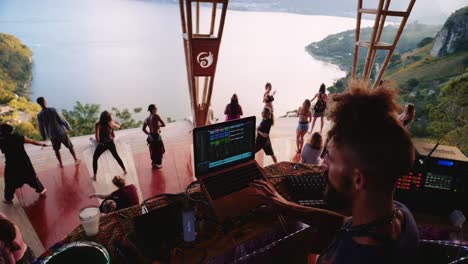 DJ-Mit-Blick-Auf-Die-Epische-Plattform-Tanzfläche-In-Atitlan,-Guatemala,-Im-Eagle&#39;s-Nest