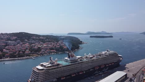 Premium-Luxuskreuzfahrtschiff-Liegt-Im-Port-Gruz,-Dubrovnik