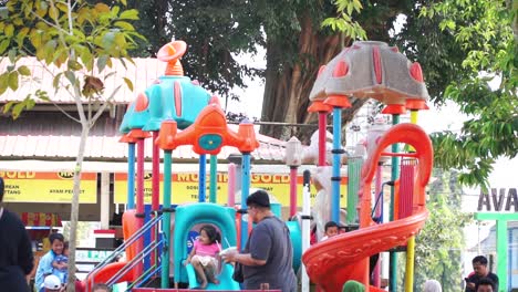 Área-De-Juegos-Infantiles-Con-Toboganes-Coloridos-En-El-Parque-De-La-Ciudad.