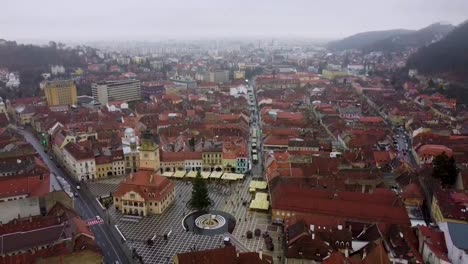 cinematic-aerial-view-of-The-Council-Square-or-Piața-Sfatului-and-Black-church-in-Brasov,-Romania