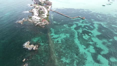 Luftaufnahme-über-Isla-Mujeres,-Mexiko,-Karibisches-Meer,-Yucatan-Halbinsel,-Riviera-Maya,-Drohne,-Resort,-Ozean,-Sauberes-Wasser,-Unberührte-Strände,-Tropischer-Urlaub