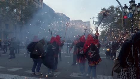 Niños-Disfrazados-De-Demonios-Prendieron-Fuego-A-Bengalas-Durante-El-Festival-Correfoc-En-Barcelona,-España