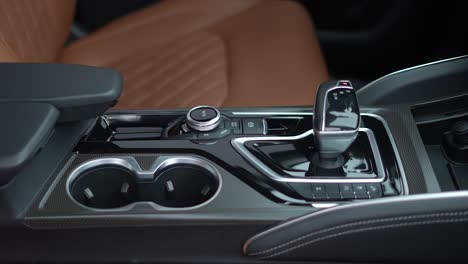 modern-car-interior,-leather-interior,-leather-seats,-Maxus