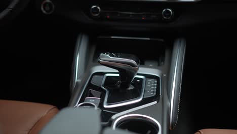 car-gear-shift-lever,-modern-car-interior,-maxus-D90,-vehicle
