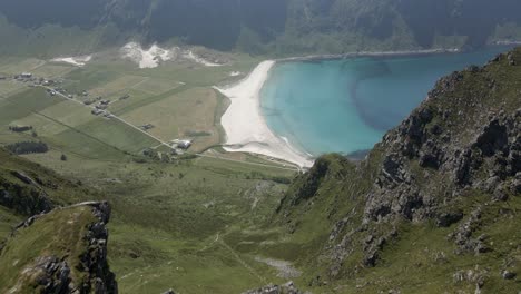 Luftaufnahmen-Von-Oben-Nach-Unten,-Hoddevik-Berge-Und-Sandstrand-Mit-Türkisfarbenem-Wasser-Des-Ozeans-In-Norwegen-–-Nach-Oben-Geneigte-Drohnenaufnahme