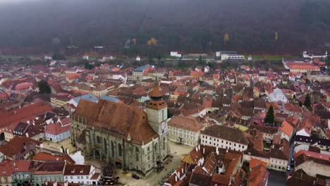 Drohne-Kreist-An-Einem-Kalten-Wintertag-Um-Die-Schwarze-Kirche-Auf-Dem-Ratsplatz-Von-Brasov-–-Rumänien