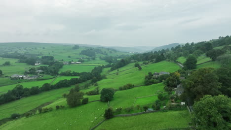 Mid-Wide-of-Beautiful-Yorkshire-Dales-farmland,-United-Kingdom