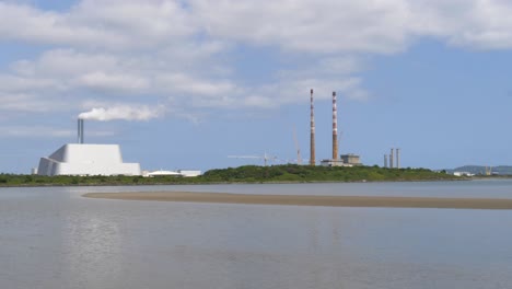 Chimeneas-De-La-Central-Eléctrica-De-Poolbeg-Y-Instalaciones-De-Conversión-De-Residuos-En-Energía-En-Funcionamiento-En-La-Península-De-Poolbeg,-Dublín,-Irlanda