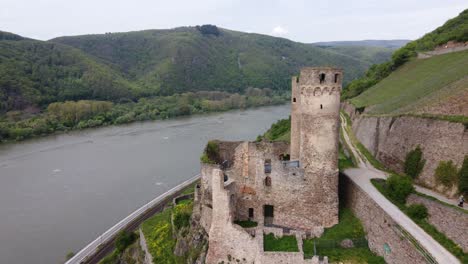 Burg-Ehrenfels-hillside-Castle-ruins-in-middle-Rhine-Valley,-Germany