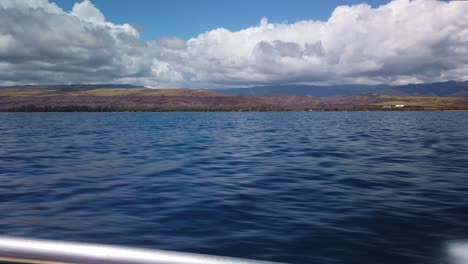 Gimbal-weite-Aufnahme-Des-Waimea-Canyon-Von-Einem-Fahrenden-Schnellboot-Vor-Der-Küste-Von-Kaua&#39;i,-Hawaii