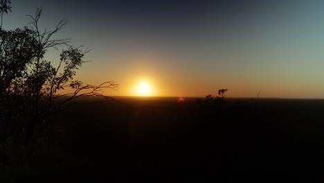 Ein-Sonnenaufgang-über-Dem-Mallee-Scrub-Country-Im-Australischen-Outback