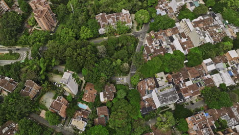 Medellin-Kolumbien-Luftbild-V7,-Vogelperspektive,-Überflug-über-La-Florida,-El-Poblado,-Lalinde-Und-Las-Lomas,-Aufnahme-Der-Stadtlandschaft-Am-Hang-Wohlhabender-Wohngebiete-–-Aufgenommen-Mit-Mavic-3-Cine-–-November-2022